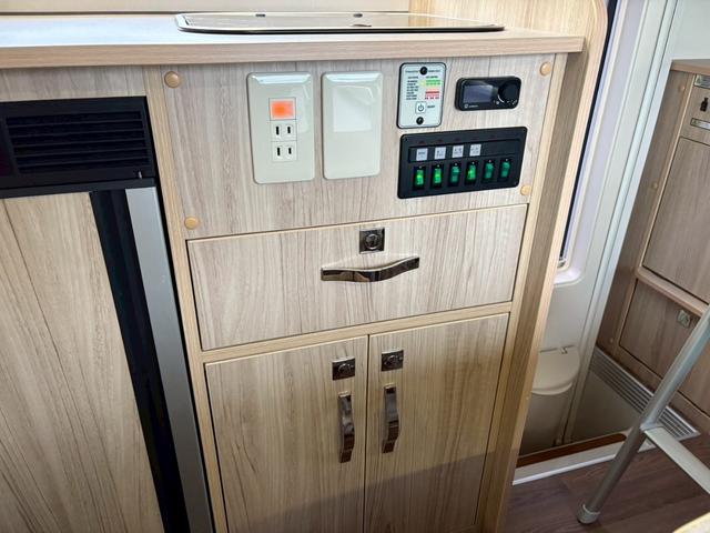 カムロード 　クレソンジャーニータイプ５．０Ｘ／新型カムロードディーゼル／家庭用エアコン／ＦＦヒーター／冷蔵庫／ＬＥＤヘッドライト／電子レンジ／シンク／リアダブルタイヤ／ＣＴＥＫ急速充電／インバーター／外部電源（34枚目）