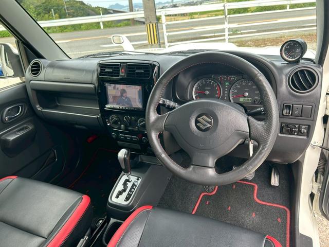 ジムニー クロスアドベンチャー　９型　リフトアップ　社外マフラー　零１０００エアクリ　ＧＲｅｄｄｙブローオフバルブ　オイルキャッチタンク　純正１６インチＡＷ　Ｍ／Ｔタイヤ　専用シート　シートヒーター　ブースト計　ナビＴＶ　ＥＴＣ（2枚目）