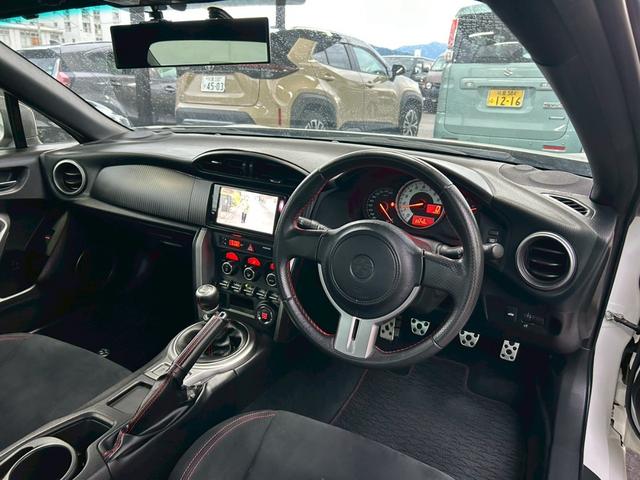 ８６ ＧＴ　ワンオーナー車　６速ＭＴ　ＴＯＭ’Ｓエアロ　ＴＯＭ’Ｓマフラー　ＲＡＹＳ１８インチＡＷ　ＢＬＩＴＺ車高調　クスコタワーバー　ＢＬＩＴＺサクションパイプ　ナビＴＶ　Ｂｌｕｅｔｏｏｔｈ　バックカメラ（2枚目）
