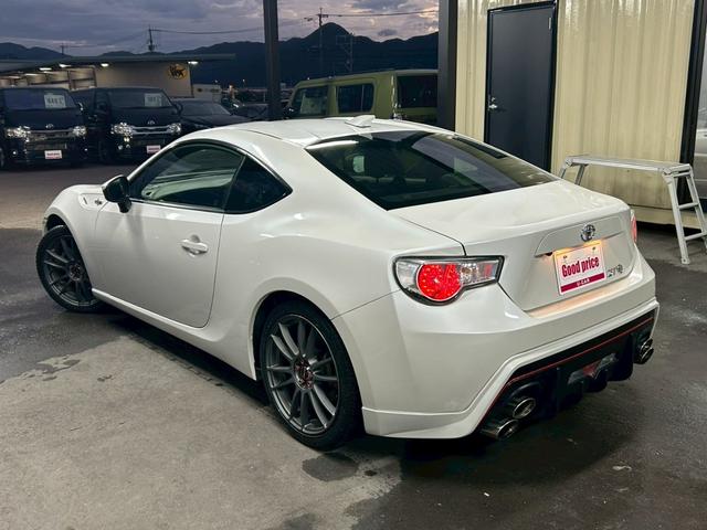 ８６ ＧＴ　ワンオーナー車　６速ＭＴ　ＴＯＭ’Ｓエアロ　ＴＯＭ’Ｓマフラー　ＲＡＹＳ１８インチＡＷ　ＢＬＩＴＺ車高調　クスコタワーバー　ＢＬＩＴＺサクションパイプ　ナビＴＶ　Ｂｌｕｅｔｏｏｔｈ　バックカメラ（4枚目）