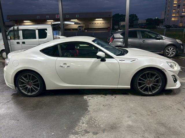 ８６ ＧＴ　ワンオーナー車　６速ＭＴ　ＴＯＭ’Ｓエアロ　ＴＯＭ’Ｓマフラー　ＲＡＹＳ１８インチＡＷ　ＢＬＩＴＺ車高調　クスコタワーバー　ＢＬＩＴＺサクションパイプ　ナビＴＶ　Ｂｌｕｅｔｏｏｔｈ　バックカメラ（7枚目）