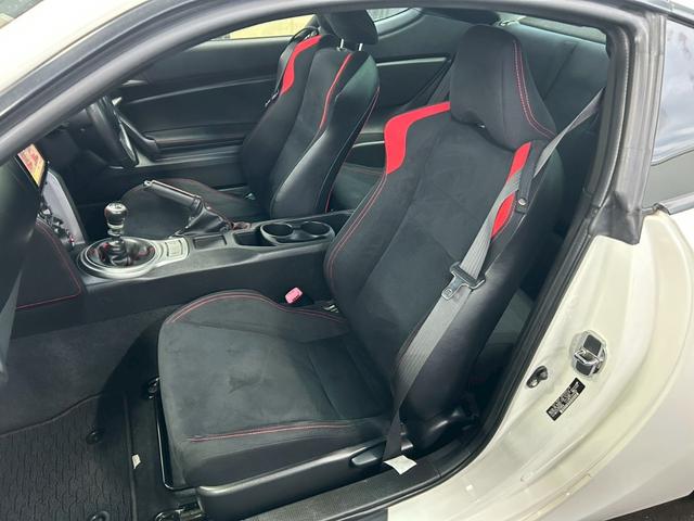 ８６ ＧＴ　ワンオーナー車　６速ＭＴ　ＴＯＭ’Ｓエアロ　ＴＯＭ’Ｓマフラー　ＲＡＹＳ１８インチＡＷ　ＢＬＩＴＺ車高調　クスコタワーバー　ＢＬＩＴＺサクションパイプ　ナビＴＶ　Ｂｌｕｅｔｏｏｔｈ　バックカメラ（20枚目）