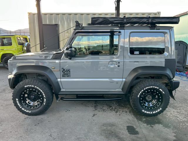 ジムニーシエラ ＪＣ　５速ＭＴ　ミリタリールック　ＪＡＯＳリフトアップキット　Ｍ／Ｔタイヤ　ルーフキャリア　サイドオーニング　ＬＥＤ作業灯　社外サイドステップ　ディスプレイオーディオ　ＥＴＣ　前後ドラレコ　ワンオーナー車（3枚目）