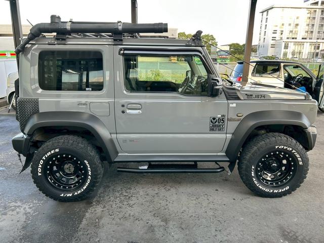 ジムニーシエラ ＪＣ　５速ＭＴ　ミリタリールック　ＪＡＯＳリフトアップキット　Ｍ／Ｔタイヤ　ルーフキャリア　サイドオーニング　ＬＥＤ作業灯　社外サイドステップ　ディスプレイオーディオ　ＥＴＣ　前後ドラレコ　ワンオーナー車（7枚目）