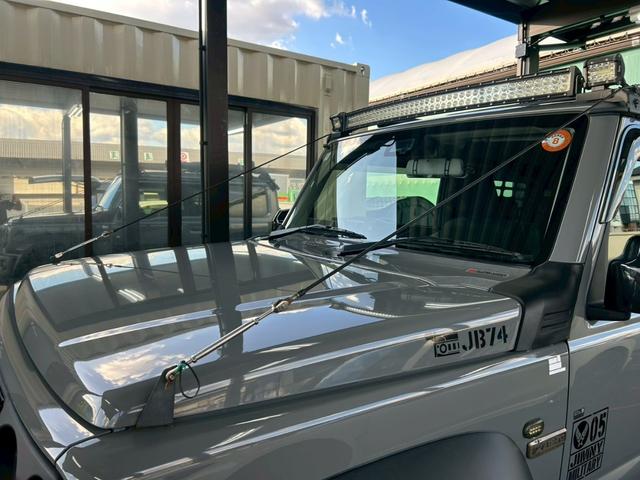 ジムニーシエラ ＪＣ　５速ＭＴ　ミリタリールック　ＪＡＯＳリフトアップキット　Ｍ／Ｔタイヤ　ルーフキャリア　サイドオーニング　ＬＥＤ作業灯　社外サイドステップ　ディスプレイオーディオ　ＥＴＣ　前後ドラレコ　ワンオーナー車（16枚目）