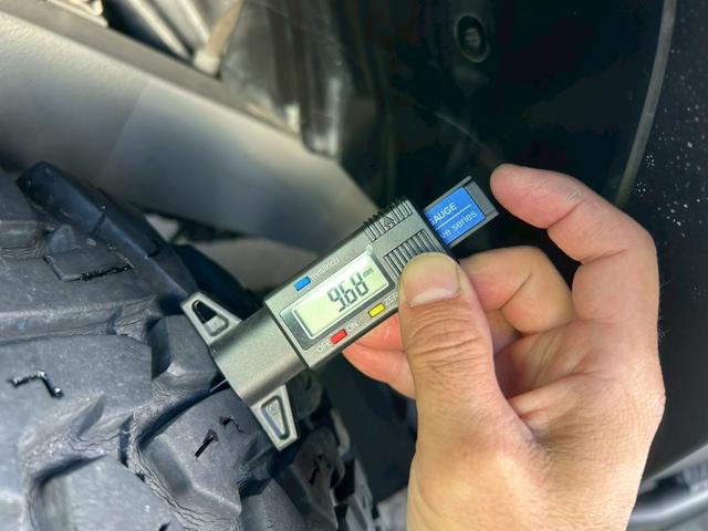 ジムニーシエラ ＪＣ　５速ＭＴ　ミリタリールック　ＪＡＯＳリフトアップキット　Ｍ／Ｔタイヤ　ルーフキャリア　サイドオーニング　ＬＥＤ作業灯　社外サイドステップ　ディスプレイオーディオ　ＥＴＣ　前後ドラレコ　ワンオーナー車（23枚目）