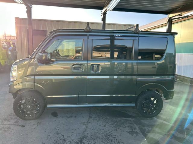 エブリイワゴン ＰＺターボ　リフトアップ　１５インチＡＷ　社外バンパー　アンダーガード　ルーフキャリア　衝突軽減ブレーキ　車線逸脱警報　オートハイビーム　電動スライドドア　ナビ　前後ドラレコ　スマートキー　ＥＴＣ　シートヒーター（3枚目）