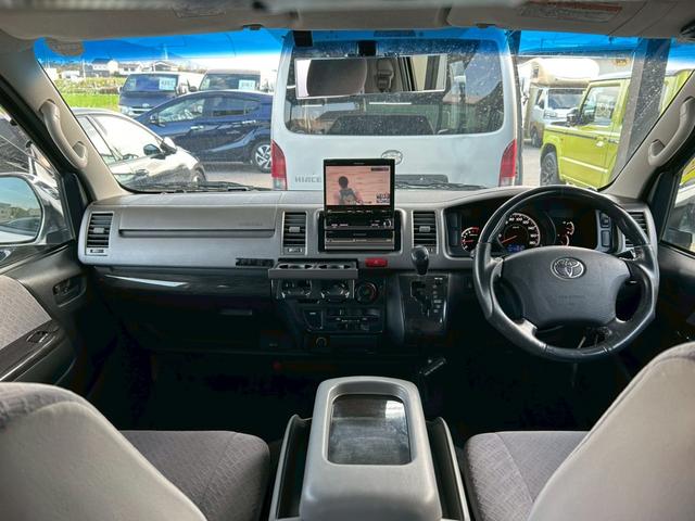 ハイエースバン ロングスーパーＧＬ　１７インチＡＷ　ＮＡＳＣＡＲホワイトレタータイヤ　ローダウン　新品ヘッドライト　ナビＴＶ　フリップダウンモニター　バックカメラ　キーレス　ＥＴＣ　４ナンバー貨物登録　タイミングチェーン駆動　車検整備付（2枚目）