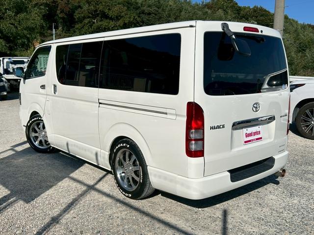 ハイエースバン ロングスーパーＧＬ　１７インチＡＷ　ＮＡＳＣＡＲホワイトレタータイヤ　ローダウン　新品ヘッドライト　ナビＴＶ　フリップダウンモニター　バックカメラ　キーレス　ＥＴＣ　４ナンバー貨物登録　タイミングチェーン駆動　車検整備付（4枚目）