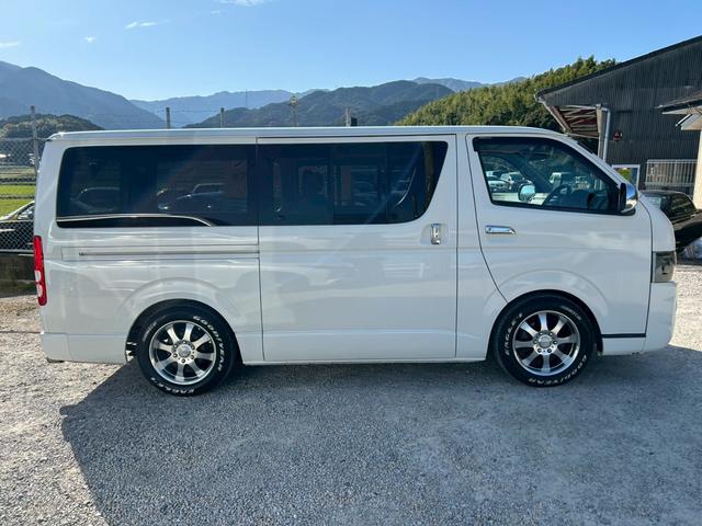 ハイエースバン ロングスーパーＧＬ　１７インチＡＷ　ＮＡＳＣＡＲホワイトレタータイヤ　ローダウン　新品ヘッドライト　ナビＴＶ　フリップダウンモニター　バックカメラ　キーレス　ＥＴＣ　４ナンバー貨物登録　タイミングチェーン駆動　車検整備付（7枚目）