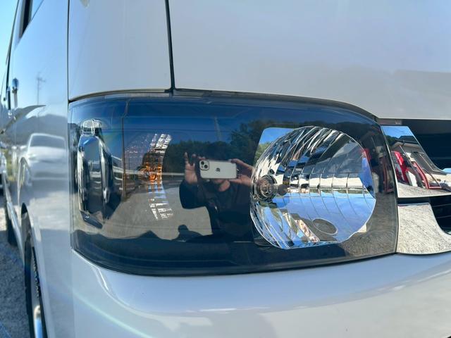 ハイエースバン ロングスーパーＧＬ　１７インチＡＷ　ＮＡＳＣＡＲホワイトレタータイヤ　ローダウン　新品ヘッドライト　ナビＴＶ　フリップダウンモニター　バックカメラ　キーレス　ＥＴＣ　４ナンバー貨物登録　タイミングチェーン駆動　車検整備付（10枚目）