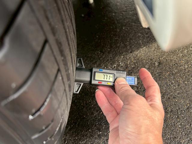 ハイエースバン ロングスーパーＧＬ　１７インチＡＷ　ＮＡＳＣＡＲホワイトレタータイヤ　ローダウン　新品ヘッドライト　ナビＴＶ　フリップダウンモニター　バックカメラ　キーレス　ＥＴＣ　４ナンバー貨物登録　タイミングチェーン駆動　車検整備付（12枚目）