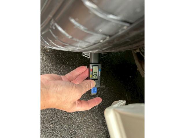 ハイエースバン ロングスーパーＧＬ　１７インチＡＷ　ＮＡＳＣＡＲホワイトレタータイヤ　ローダウン　新品ヘッドライト　ナビＴＶ　フリップダウンモニター　バックカメラ　キーレス　ＥＴＣ　４ナンバー貨物登録　タイミングチェーン駆動　車検整備付（13枚目）