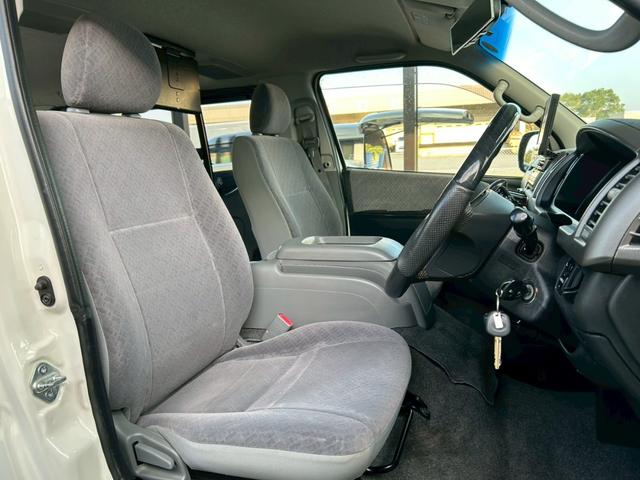 ハイエースバン ロングスーパーＧＬ　１７インチＡＷ　ＮＡＳＣＡＲホワイトレタータイヤ　ローダウン　新品ヘッドライト　ナビＴＶ　フリップダウンモニター　バックカメラ　キーレス　ＥＴＣ　４ナンバー貨物登録　タイミングチェーン駆動　車検整備付（14枚目）