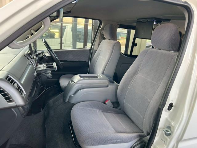 ハイエースバン ロングスーパーＧＬ　１７インチＡＷ　ＮＡＳＣＡＲホワイトレタータイヤ　ローダウン　新品ヘッドライト　ナビＴＶ　フリップダウンモニター　バックカメラ　キーレス　ＥＴＣ　４ナンバー貨物登録　タイミングチェーン駆動　車検整備付（15枚目）