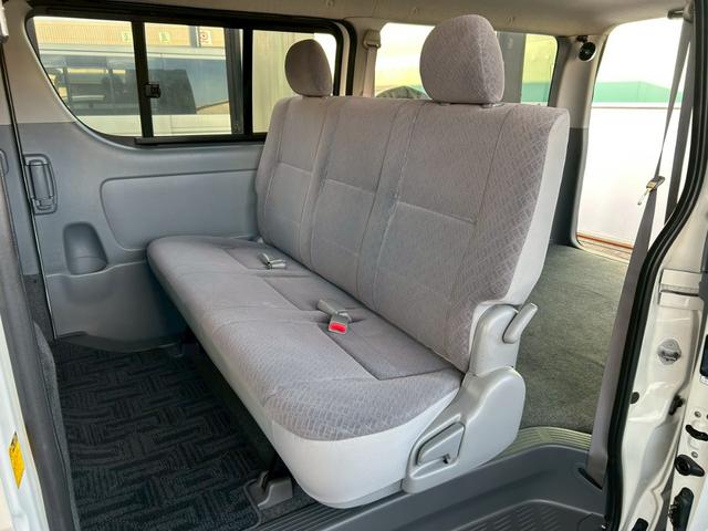 ハイエースバン ロングスーパーＧＬ　１７インチＡＷ　ＮＡＳＣＡＲホワイトレタータイヤ　ローダウン　新品ヘッドライト　ナビＴＶ　フリップダウンモニター　バックカメラ　キーレス　ＥＴＣ　４ナンバー貨物登録　タイミングチェーン駆動　車検整備付（17枚目）