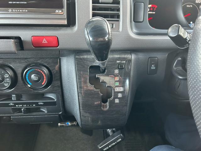 ハイエースバン ロングスーパーＧＬ　１７インチＡＷ　ＮＡＳＣＡＲホワイトレタータイヤ　ローダウン　新品ヘッドライト　ナビＴＶ　フリップダウンモニター　バックカメラ　キーレス　ＥＴＣ　４ナンバー貨物登録　タイミングチェーン駆動　車検整備付（28枚目）