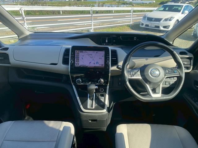 セレナ ハイウェイスター 助手席サイドリフトアップシート 純正8インチナビ・フルセグTV・Bluetoothオーディオ・アラウンドビューモニター ハンズフリー両側パワースライドドア LEDヘッドライト セーフティP(2枚目)