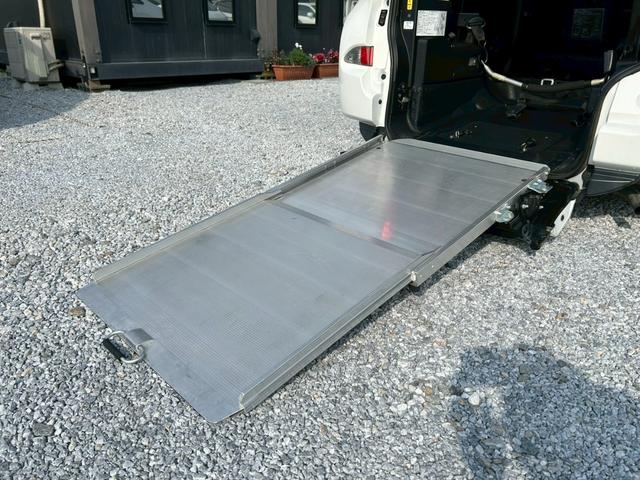 ラクティス Ｇ　ウェルキャブ　車いす仕様車　タイプＩＩ　車いす電動固定＆後退防止装置　車高降下装置　スロープ　前後ドラレコ　ＥＴＣ　キーレス　クルーズコントロール　小児用車いす１．５列目積載可能　乗車定員４名（6枚目）