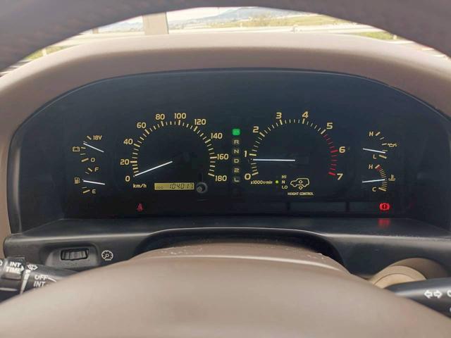 ランドクルーザー１００ ＶＸリミテッド　Ｇセレクション　フロントエアロ・サンルーフ・アクティブハイトコントロール・クルーズコントロール・社外２０インチアルミ・背面タイヤ・タイミングベルト交換ステッカーＲ３年１００９９５ｋｍ・１ナンバー登録車・５人乗り（39枚目）