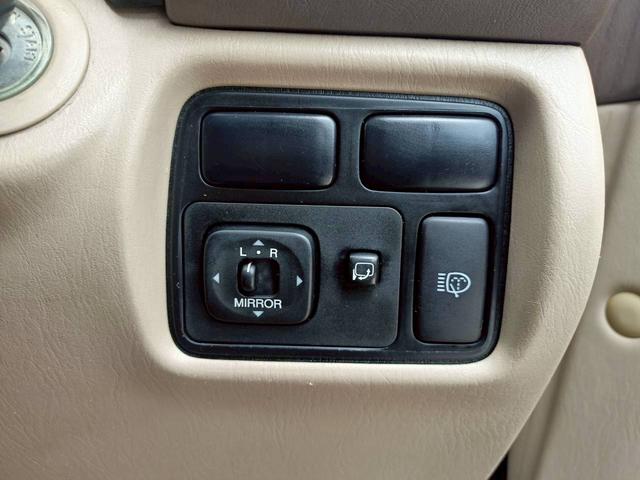 ランドクルーザー１００ ＶＸリミテッド　Ｇセレクション　フロントエアロ・サンルーフ・アクティブハイトコントロール・クルーズコントロール・社外２０インチアルミ・背面タイヤ・タイミングベルト交換ステッカーＲ３年１００９９５ｋｍ・１ナンバー登録車・５人乗り（40枚目）