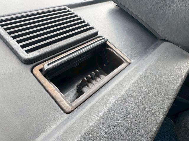 カラベル ＧＬ　正規ディーラー車　ステンレスクーラントパイプ新品交換済み　右ハンドル　３ＡＴ　オートマ限定免許運転可　オーバーヘッドクーラー　３列シート　ウォークスルー　ホイールキャップ　カセットデッキ　ＥＴＣ（12枚目）