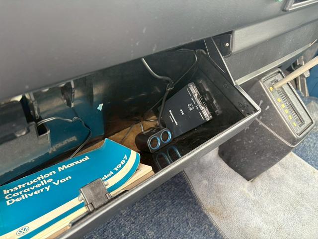 カラベル ＧＬ　正規ディーラー車　ステンレスクーラントパイプ新品交換済み　右ハンドル　３ＡＴ　オートマ限定免許運転可　オーバーヘッドクーラー　３列シート　ウォークスルー　ホイールキャップ　カセットデッキ　ＥＴＣ（14枚目）