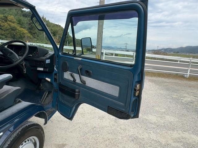 カラベル ＧＬ　正規ディーラー車　ステンレスクーラントパイプ新品交換済み　右ハンドル　３ＡＴ　オートマ限定免許運転可　オーバーヘッドクーラー　３列シート　ウォークスルー　ホイールキャップ　カセットデッキ　ＥＴＣ（18枚目）