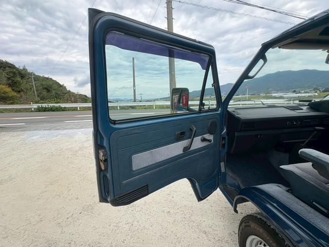 カラベル ＧＬ　正規ディーラー車　ステンレスクーラントパイプ新品交換済み　右ハンドル　３ＡＴ　オートマ限定免許運転可　オーバーヘッドクーラー　３列シート　ウォークスルー　ホイールキャップ　カセットデッキ　ＥＴＣ（21枚目）