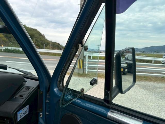 カラベル ＧＬ　正規ディーラー車　ステンレスクーラントパイプ新品交換済み　右ハンドル　３ＡＴ　オートマ限定免許運転可　オーバーヘッドクーラー　３列シート　ウォークスルー　ホイールキャップ　カセットデッキ　ＥＴＣ（44枚目）