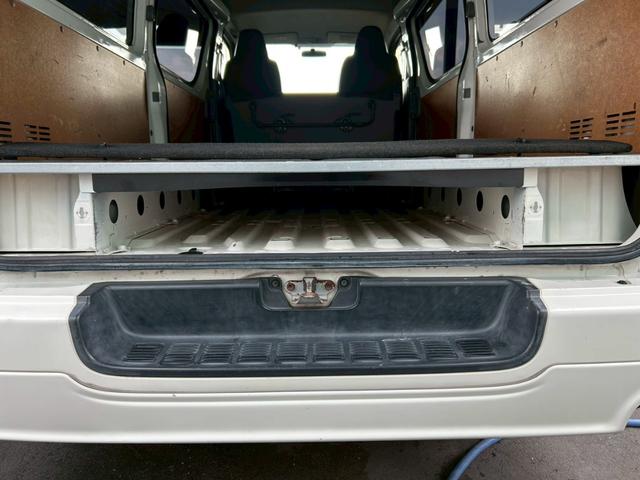 ハイエースバン ロングジャストローDXGLパック 純正エアロ 新品社外ヘッドライト ナビTV Bluetoothオーディオ バックカメラ キーレス ETC 社外ステアリング 平床 4ナンバー貨物登録 車検整備付き タイミングチェーン駆動(20枚目)