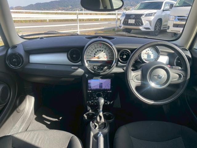 ＭＩＮＩ クーパー　社外ナビ・フルセグＴＶ・バックモニター・Ｂｌｕｅｔｏｏｔｈ　プッシュスタート　ＨＩＤヘッドライト　純正アルミ　ユーザー様買取車（2枚目）