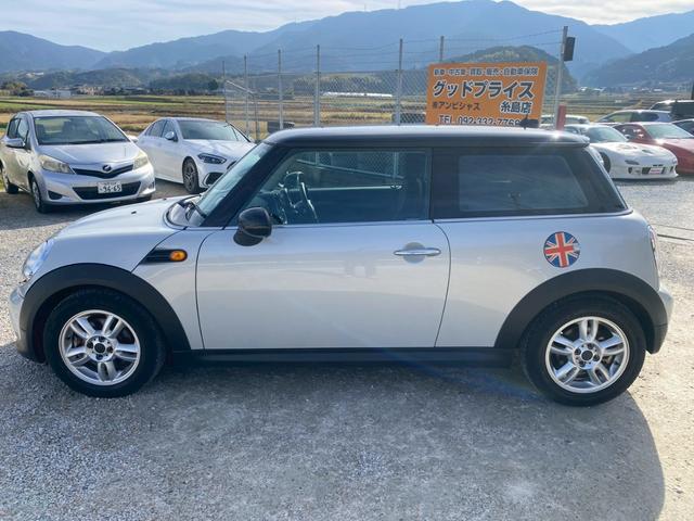 ＭＩＮＩ クーパー　社外ナビ・フルセグＴＶ・バックモニター・Ｂｌｕｅｔｏｏｔｈ　プッシュスタート　ＨＩＤヘッドライト　純正アルミ　ユーザー様買取車（3枚目）