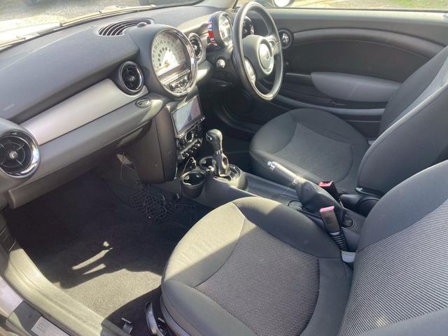 ＭＩＮＩ クーパー　社外ナビ・フルセグＴＶ・バックモニター・Ｂｌｕｅｔｏｏｔｈ　プッシュスタート　ＨＩＤヘッドライト　純正アルミ　ユーザー様買取車（13枚目）