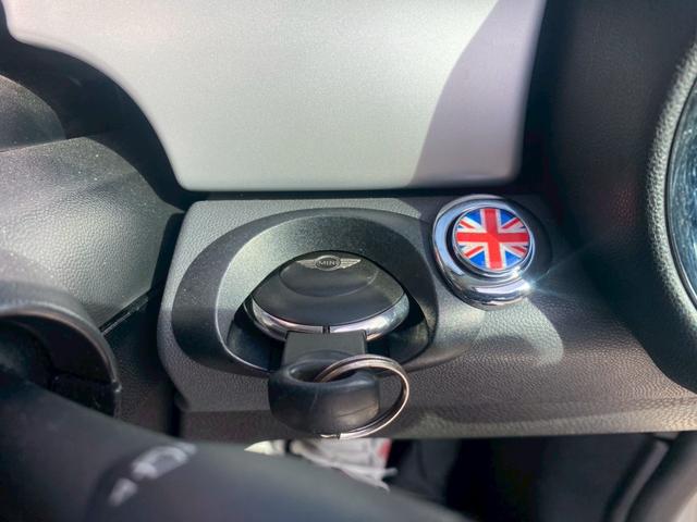 ＭＩＮＩ クーパー　社外ナビ・フルセグＴＶ・バックモニター・Ｂｌｕｅｔｏｏｔｈ　プッシュスタート　ＨＩＤヘッドライト　純正アルミ　ユーザー様買取車（18枚目）