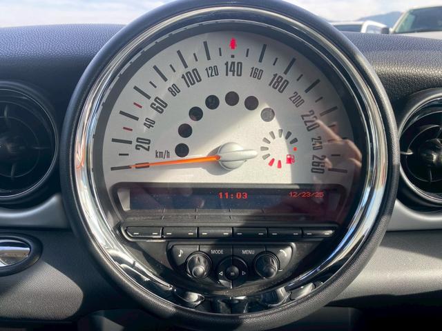 ＭＩＮＩ クーパー　社外ナビ・フルセグＴＶ・バックモニター・Ｂｌｕｅｔｏｏｔｈ　プッシュスタート　ＨＩＤヘッドライト　純正アルミ　ユーザー様買取車（19枚目）