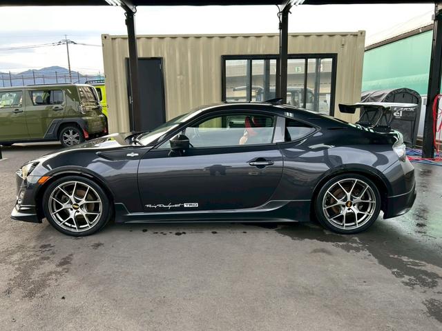 ８６ ＧＴ　６速ＭＴ　ＴＲＤフルエアロ＆マフラー　ＧＴウイング　社外エキマニ　ＢＬＩＴＺインテークパイプ　トラストオイルクーラー　クスコ車高調　ＲＭＰ１８インチＡＷ　ナビＴＶ　バックカメラ　クラッチ交換済み（3枚目）