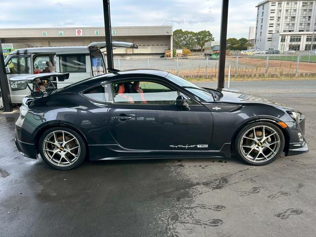 ８６ ＧＴ　６速ＭＴ　ＴＲＤフルエアロ＆マフラー　ＧＴウイング　社外エキマニ　ＢＬＩＴＺインテークパイプ　トラストオイルクーラー　クスコ車高調　ＲＭＰ１８インチＡＷ　ナビＴＶ　バックカメラ　クラッチ交換済み（7枚目）