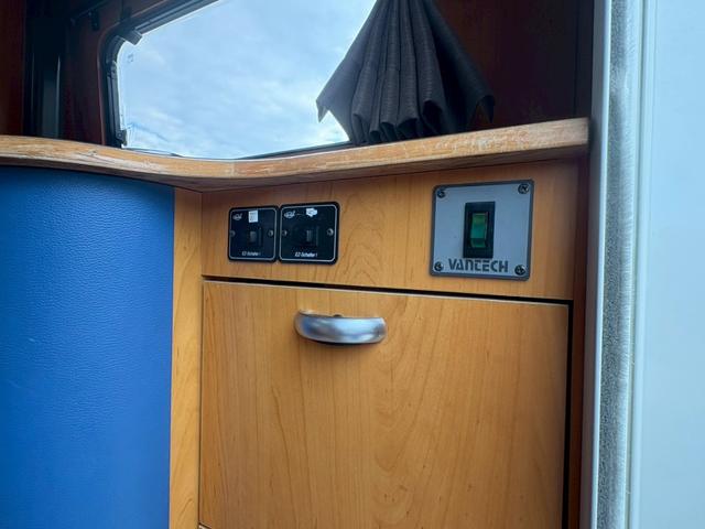 カムロード 　バンテック　ジル　家庭用エアコン　トリプルサブバッテリー　インバーター　デジタルインナーミラー　ＦＦヒーター　３ＷＡＹ冷蔵庫　電子レンジ　マルチルーム　カセットトイレ　給排水タンク　ボイラー（25枚目）