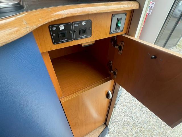 カムロード 　バンテック　ジル　家庭用エアコン　トリプルサブバッテリー　インバーター　デジタルインナーミラー　ＦＦヒーター　３ＷＡＹ冷蔵庫　電子レンジ　マルチルーム　カセットトイレ　給排水タンク　ボイラー（26枚目）