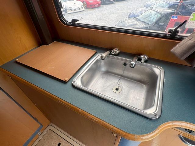 カムロード 　バンテック　ジル　家庭用エアコン　トリプルサブバッテリー　インバーター　デジタルインナーミラー　ＦＦヒーター　３ＷＡＹ冷蔵庫　電子レンジ　マルチルーム　カセットトイレ　給排水タンク　ボイラー（28枚目）