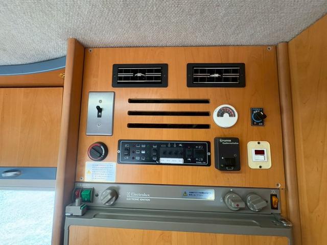 カムロード 　バンテック　ジル　家庭用エアコン　トリプルサブバッテリー　インバーター　デジタルインナーミラー　ＦＦヒーター　３ＷＡＹ冷蔵庫　電子レンジ　マルチルーム　カセットトイレ　給排水タンク　ボイラー（34枚目）