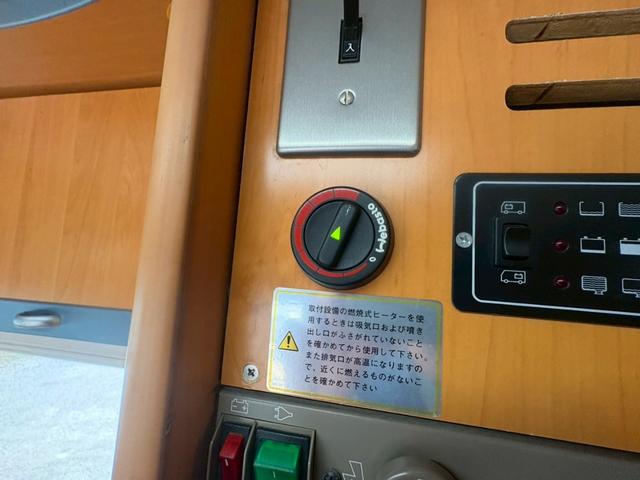 カムロード 　バンテック　ジル　家庭用エアコン　トリプルサブバッテリー　インバーター　デジタルインナーミラー　ＦＦヒーター　３ＷＡＹ冷蔵庫　電子レンジ　マルチルーム　カセットトイレ　給排水タンク　ボイラー（35枚目）