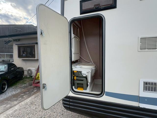 カムロード 　バンテック　ジル　家庭用エアコン　トリプルサブバッテリー　インバーター　デジタルインナーミラー　ＦＦヒーター　３ＷＡＹ冷蔵庫　電子レンジ　マルチルーム　カセットトイレ　給排水タンク　ボイラー（38枚目）