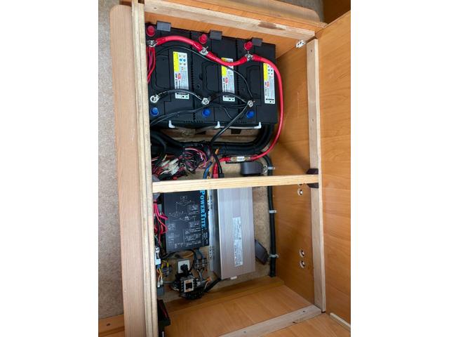 カムロード 　バンテック　ジル　家庭用エアコン　トリプルサブバッテリー　インバーター　デジタルインナーミラー　ＦＦヒーター　３ＷＡＹ冷蔵庫　電子レンジ　マルチルーム　カセットトイレ　給排水タンク　ボイラー（53枚目）