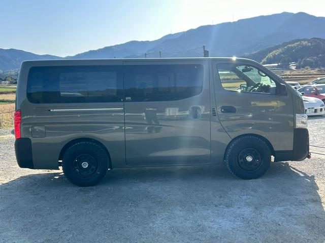 ＮＶ３５０キャラバンバン ロングプレミアムＧＸ　カーキグリーン全塗装済み　デイトナ１６インチホイール　Ｒ／Ｔタイヤ　グリルガード　ナビＴＶ　Ｂｌｕｅｔｏｏｔｈ　バックカメラ　スマートキー　ドラレコ　ＥＴＣ　タイミングチェーン駆動　４ナンバー貨物登録（7枚目）