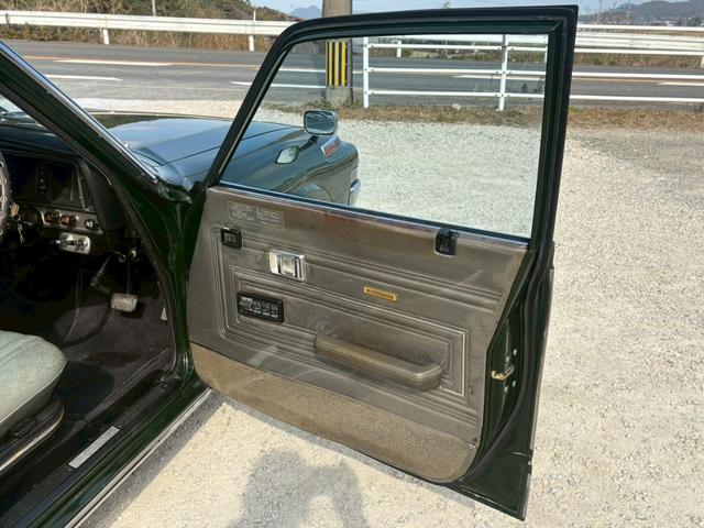 �^�]�ȃh�A�����A�������r�j�[���J�o�[�c���Ă���܂��B�N�������̉���E�Ă���������܂����A�j��Ȃ��ǍD�ȏ�Ԃ�ۂ��Ă���܂��B�p���[�E�C���h�E�X�C�b�`�E�W�����b�N�X�C�b�`�쓮���܂��B