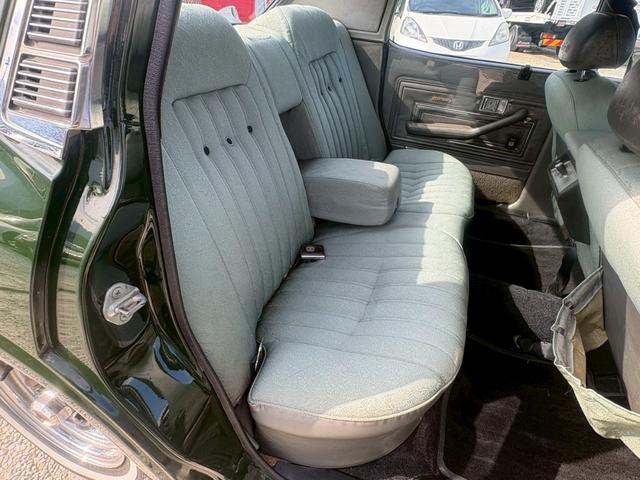 ��ȉE���V�[�g�A�N�������̉��ꓙ������܂��B���ʂ͔j�ꓙ������܂��񂪁A�w�b�h���X�g�㕔�ɔj�ꂪ������܂��B