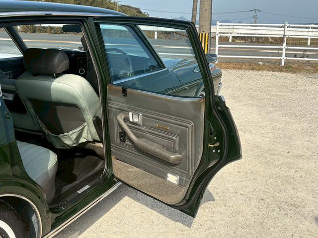 ��ȉE���h�A�����A�������r�j�[���J�o�[�c���Ă���܂��B�N�������̉���E�Ă���������܂����A�j��Ȃ��ǍD�ȏ�Ԃ�ۂ��Ă���܂��B�h�A�����v���_�����܂��B