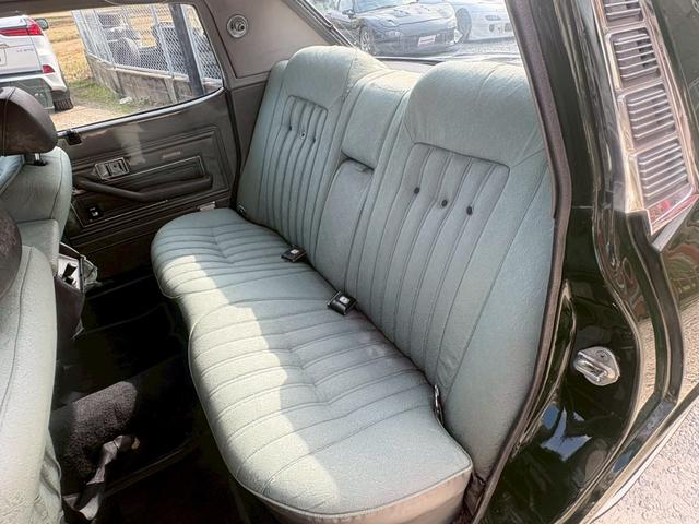 ��ȍ����V�[�g�A�N�������̉��ꓙ������܂��B���ʂ͔j�ꓙ������܂��񂪁A�w�b�h���X�g�㕔�ɔj�ꂪ������܂��B